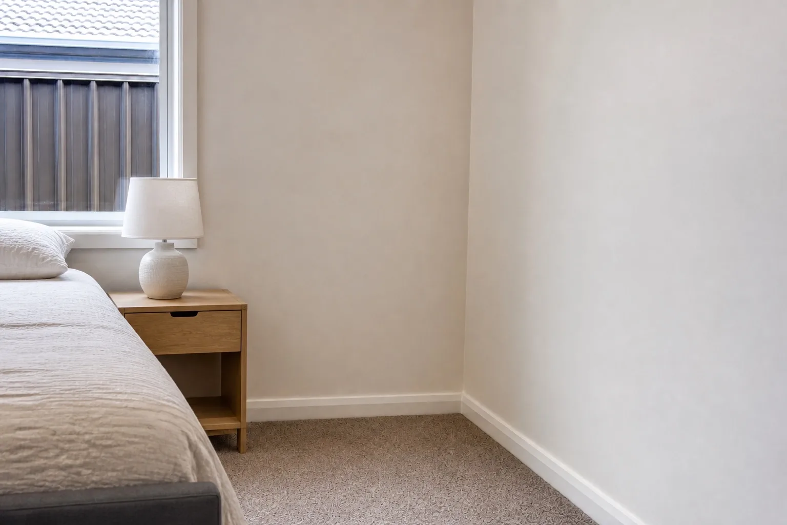 Normal camera view of the same furnished bedroom with no visible sign of concealed moisture